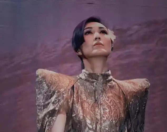 知名歌手杨千嬅湛江街边冲咖啡接地气行为惹围观