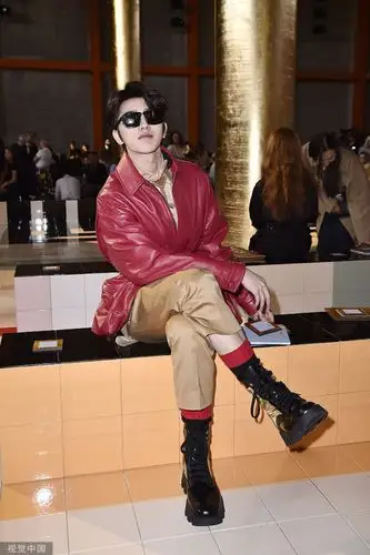 蔡徐坤穿皮衣潮酷满分.李宣美身穿格子西装大秀美腿.