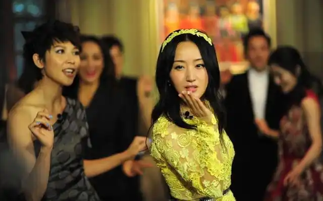 朱茵输得可惜,穿蕾丝裙与杨钰莹比拼女人味,发型不够妩媚太减分