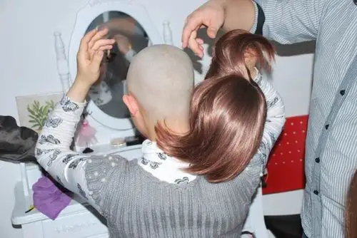 扎4个辫子小妹剃光头20