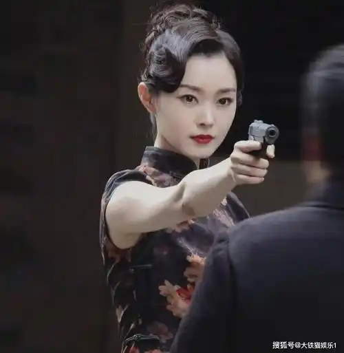 剧里各种漂亮的旗袍,将她优美的身段完美展露,从此她喜提了一个"旗袍