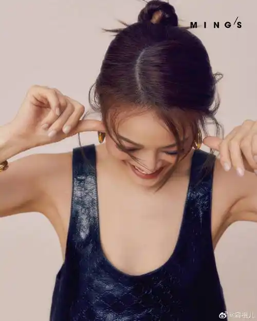 容祖儿再登杂志封面,秀白皙美背超性感,笑容甜美让人心动_显得_照片