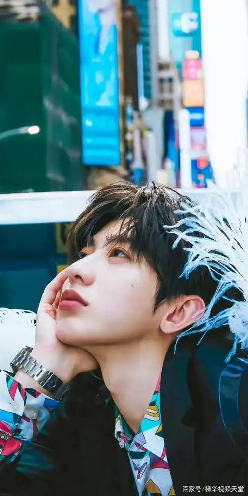 蔡徐坤,帅就一个字