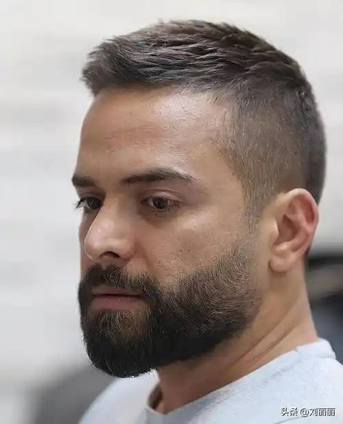 50岁以上的男士发型这样剪花白头发也帅气