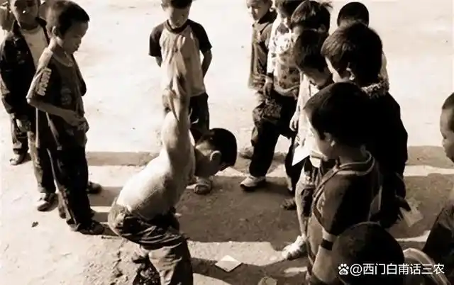 七十年代农村孩子玩过的9个玩具"老物件",看看你玩过几个?