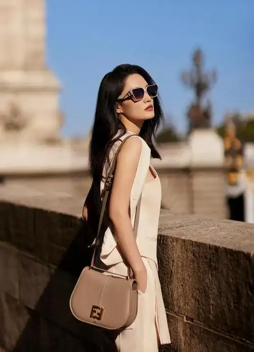 李沁身穿白色西装,内搭一件同色系衬衫,简约大气.