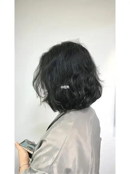 圆脸短发烫发