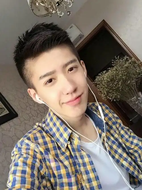 我是男生,瓜子脸长什么发型好看?