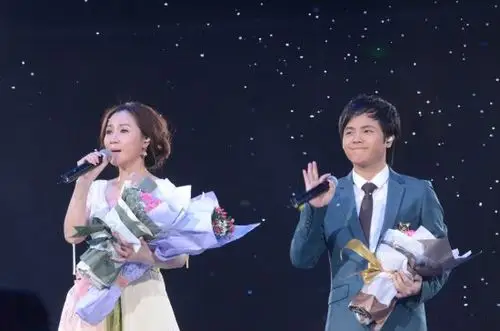 郑源获广东流行音乐节杰出贡献奖 被赞极富魅力