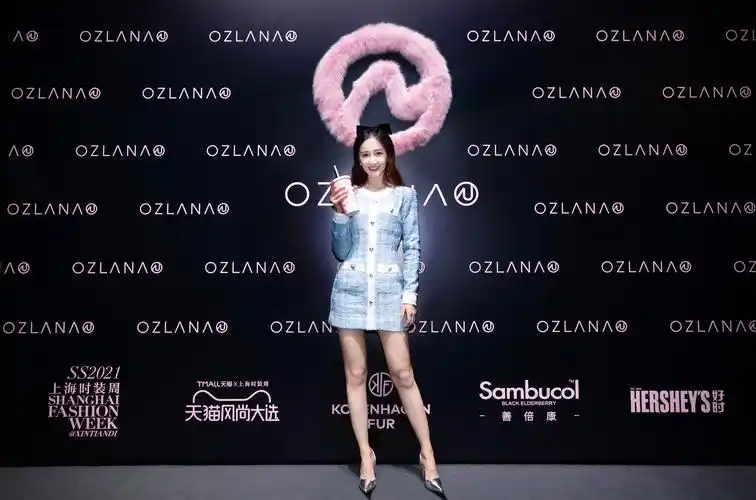 陈欣予受邀亮相上海时装周 恬静优雅开启秋日温暖时尚