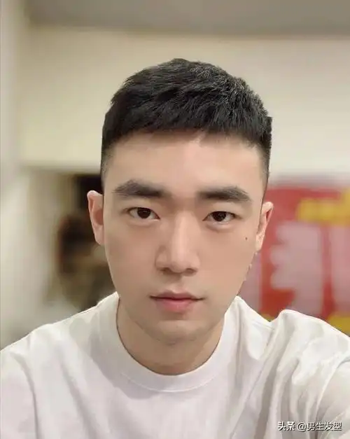 很多男生不太愿意把头发剃得太短,其实没剪过一次寸头发型,你根本不