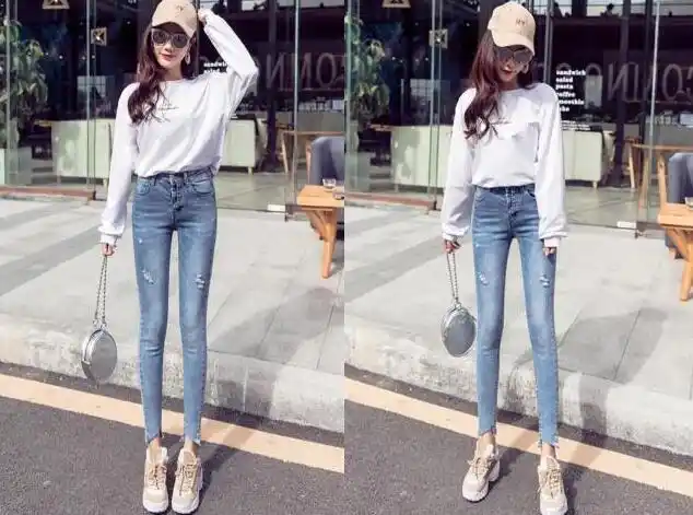 蓝色紧身牛仔裤 运动平底鞋