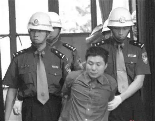 2001年张君走出法庭含泪签完字后被押赴刑场枪毙前表情镇静