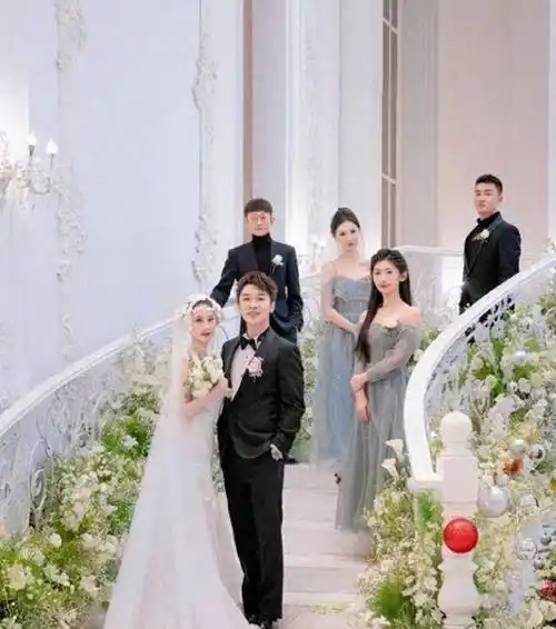 杨紫大学同学结婚,张一山担任伴郎,戴眼镜颜值封印不抢新郎风头_友谊