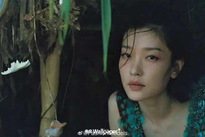 超模,演员#杜鹃#登上《wallpaper*卷宗》三月刊封面,杂志特别选择了一