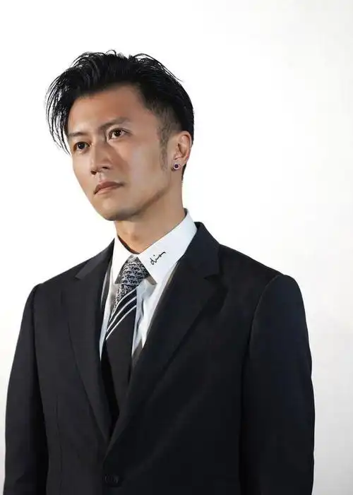 43岁谢霆锋晒腹肌雄风写真!网友:好羡慕王菲,感受到菲姐的快乐