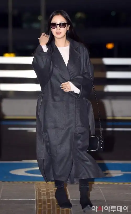 韩国第一美人金泰希现身仁川机场无暇陶瓷肌炫目