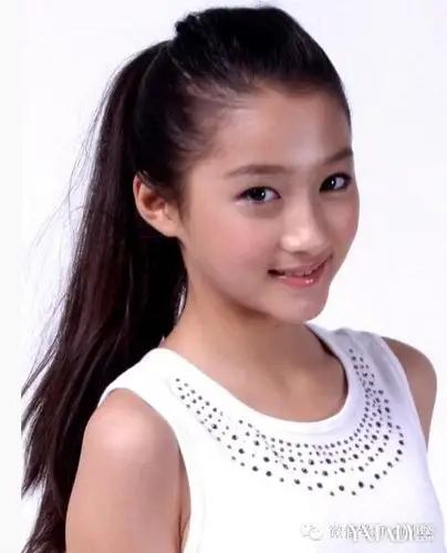 邻家有女初长成 童星关晓彤迷人长发