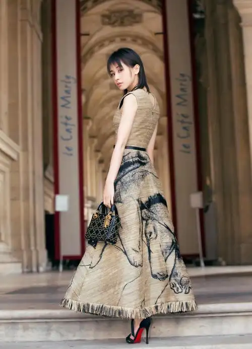 王子文夏日穿搭术:玩转极简风 细节体现时尚小心机