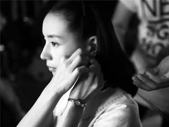 花开如梦董洁黑白优美动人电脑壁纸下载