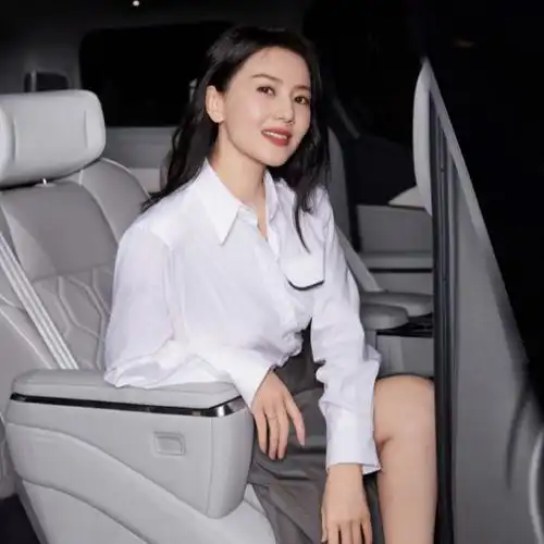 高圆圆脚踩白色尖头高跟鞋,还留着迷人的披肩长发,染着红色的嘴唇,很