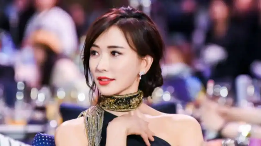 林志玲晒美照疑复出,身材吸睛不像孩子妈,49岁仍旧风姿绰约