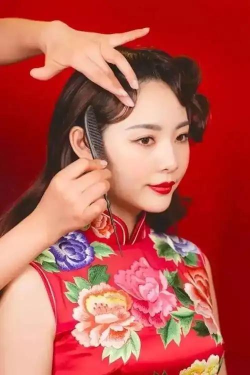 手推波发型怎么扎