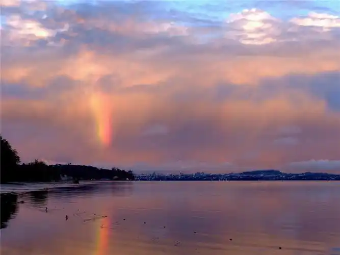 新西兰海滨彩虹与晚霞