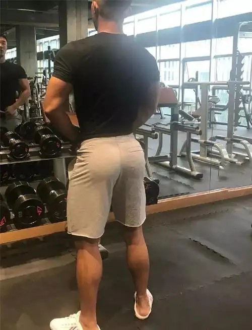 get经典的腿臀训练,每周至少保证训练一次,练腿后别忘了做肌肉拉伸哦!