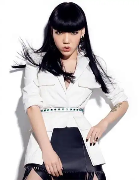 照片中显示,地铁门外的吴莫愁嘴唇鲜红,表情鬼魅,令人不经意间产生