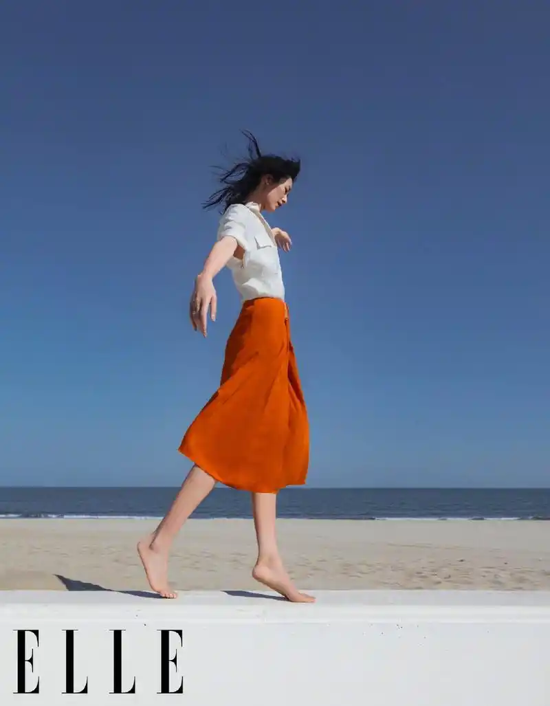 刘雯冬日海滩封面大片释出02深v造型露美背优雅性感