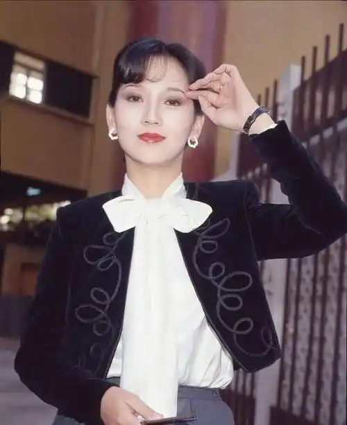 原创赵雅芝晒出年轻时的照片青涩脸庞和稚美的眼神不愧为影视女神