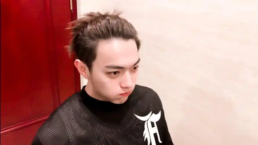 许凯vlog记录生活 真实可爱圈粉无数