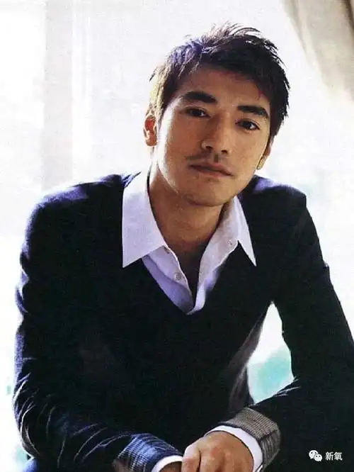 香港男星颜值巅峰!金城武古天乐都输给了最经典的他
