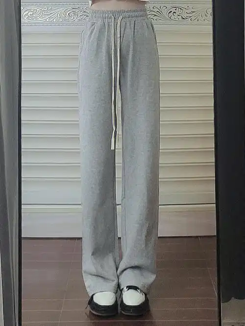 我终于挖到一条膝盖不鼓包的灰色运动裤了75穿了几天膝盖也是超直!