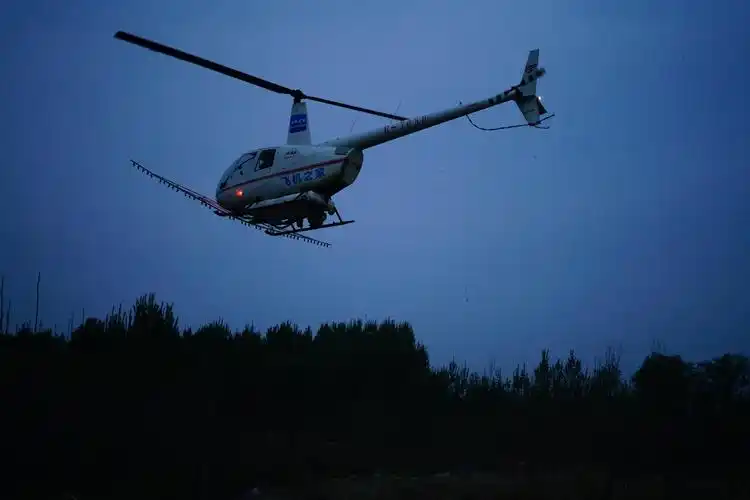 山东济南一架400万直升机打药防治春尺蠖