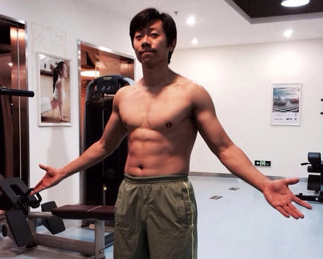 43岁影帝夏雨练出强壮肌肉,腹肌太明显,你觉得他身材如何?