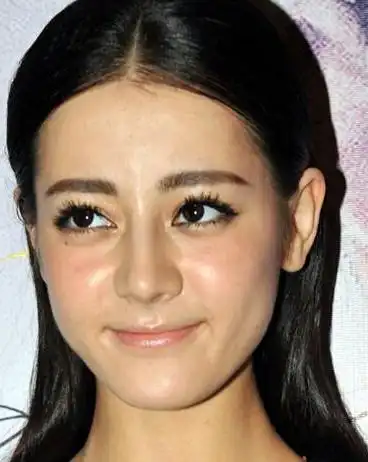 迪丽热巴没ps照片揭秘真实五官,皮肤苍老憔悴?