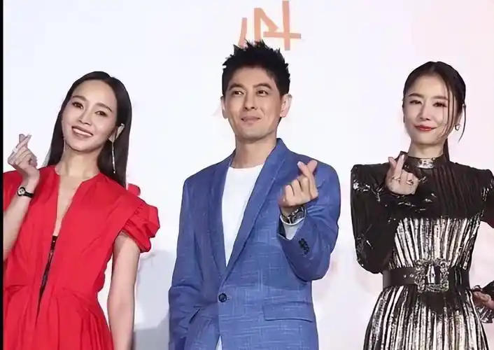 陈若仪却弯着腿试图迁就林心如的身高,这就是她的恩情06另