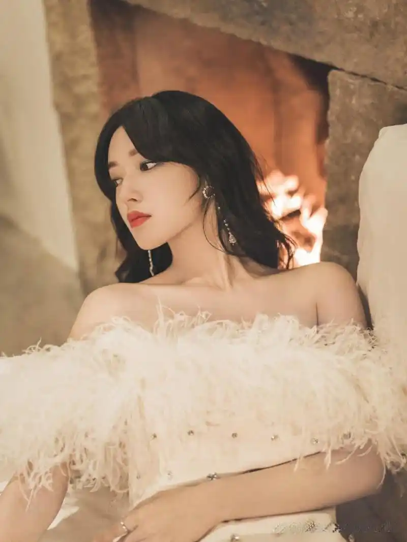 程潇穿白色钻石羽毛短裙