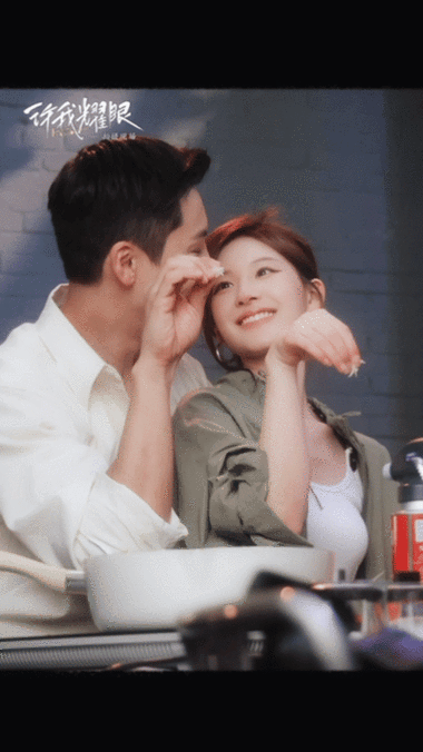 许我耀眼七夕手动撒糖##赵露思陈伟霆大手包小手##许我耀眼