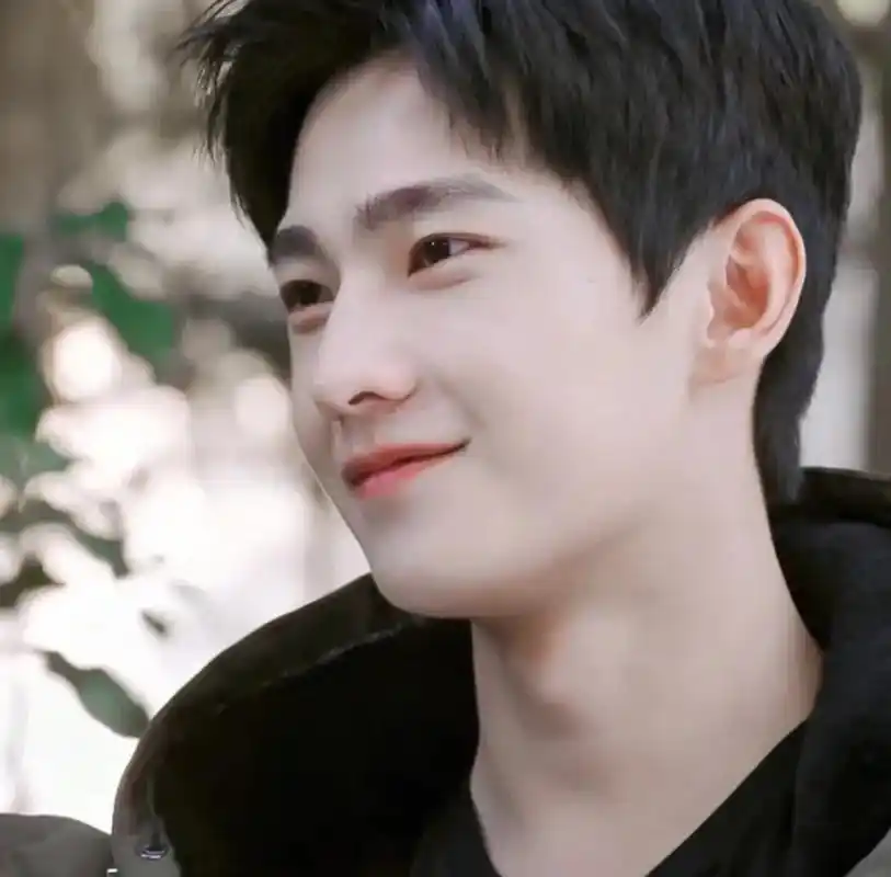 杨洋越来越油化,军艺校草实力退步严重!喝水都要装?