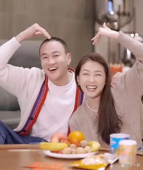 47岁何润东与娇妻结婚7年,坚持丁克,却把狗狗当成了孩子