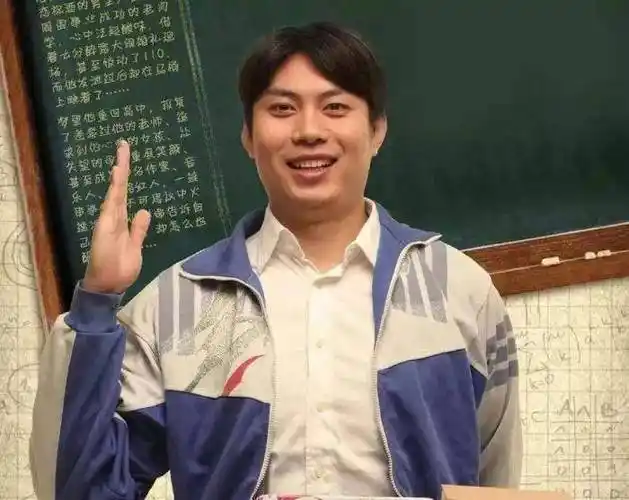 早期一直在开心麻花中担任一些"绿叶"的角色,在很多小品中都是配角