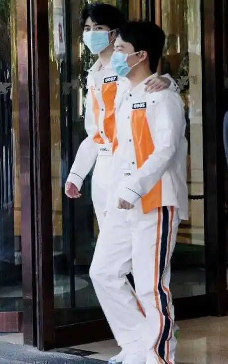 跑男合照:蔡徐坤baby外扎腰,以为单纯抢镜,其实有自己的小心机_图片