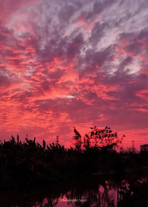 农村傍晚的火烧云晚霞
