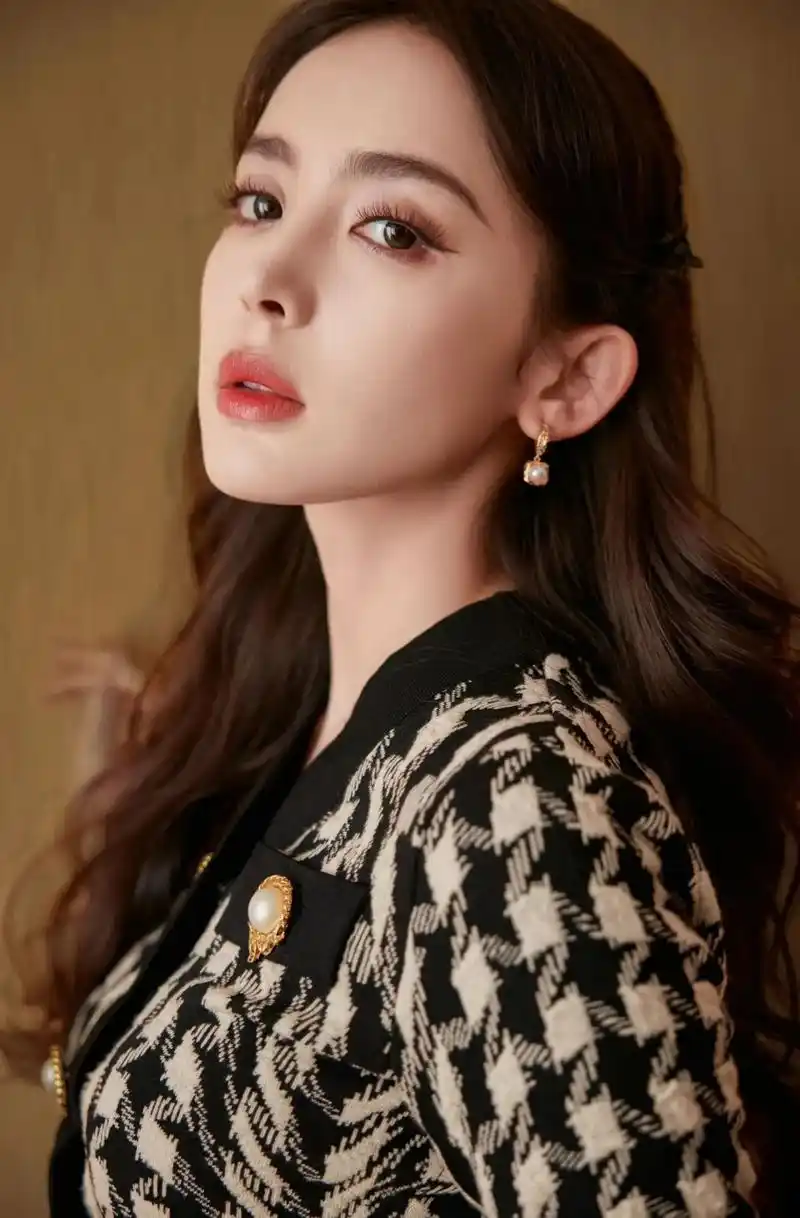 女神古力娜扎,面容精致优雅,眼神清澈灵动,太迷人了.