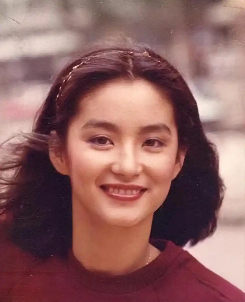 林青霞是典型的东方美人,颜值巅峰时期当数出演东方不败时候了.