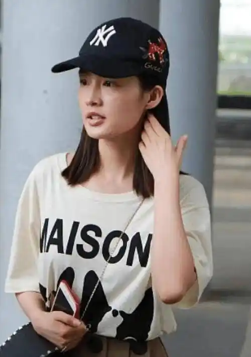 原创李沁素颜生图曝光神情疲惫眼神显忧郁皮肤白皙细腻有光泽