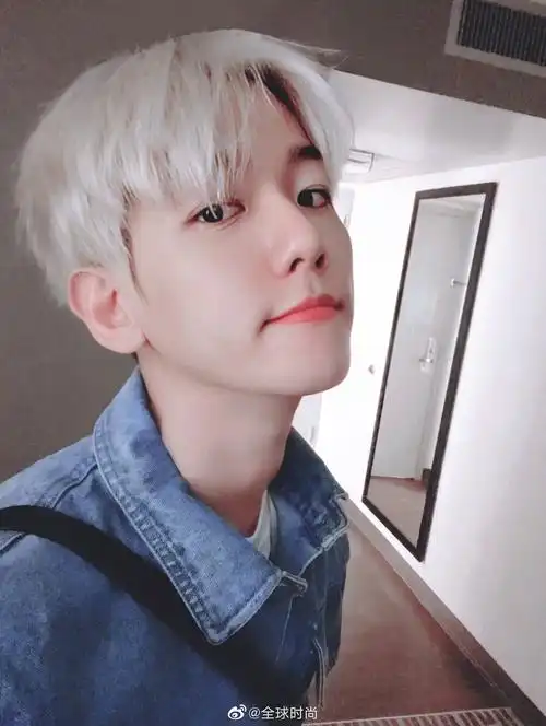 边伯贤 当牛奶皮肤的伯贤染了银发,______________.